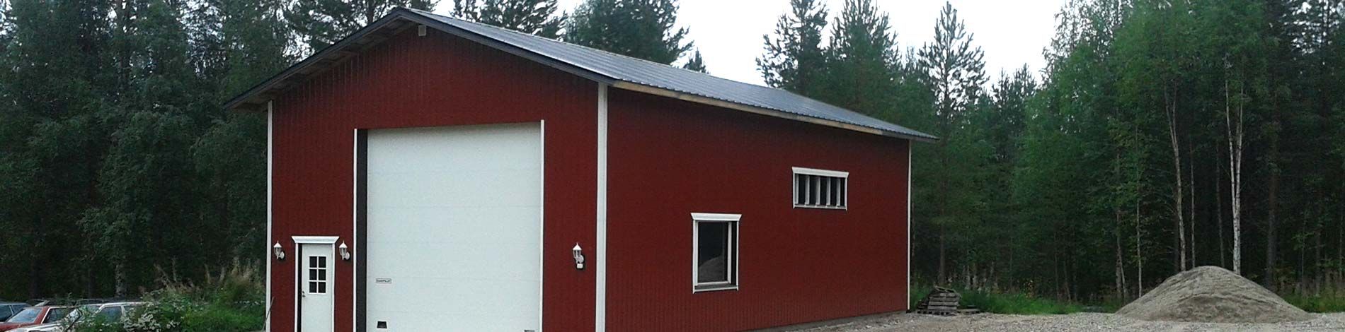 Henkan Pajan korjaamorakennus metsän reunassa