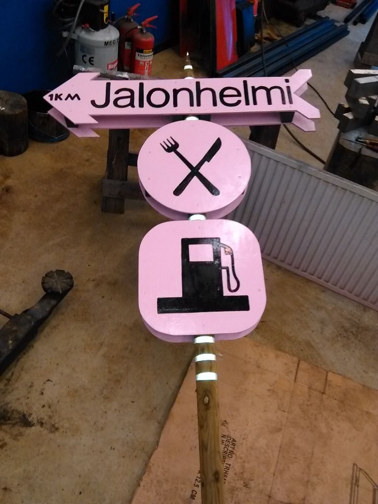 Käsin valmistettu puinen opastekyltti